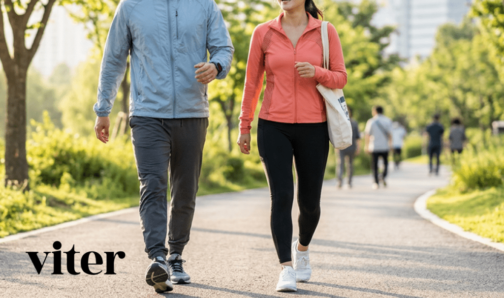 혈당 다이어트 실천을 위해 공원을 걷는 남녀