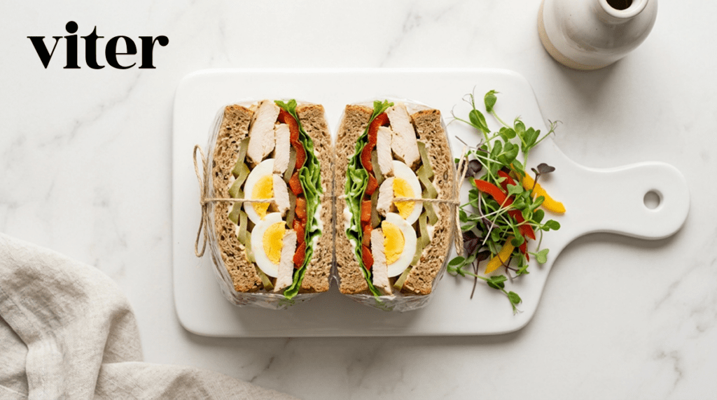 다이어트 배달음식 닭가슴살과 달걀 채소가 듬뿍 들어간 통밀 샌드위치