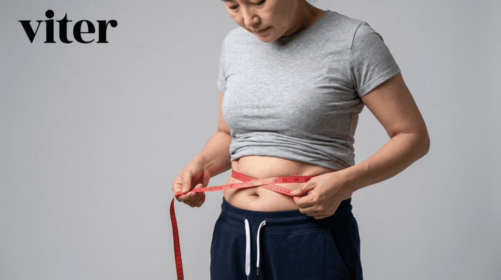 간헐적 단식 내장지방 관리를 위해 허리둘레를 재는 주부