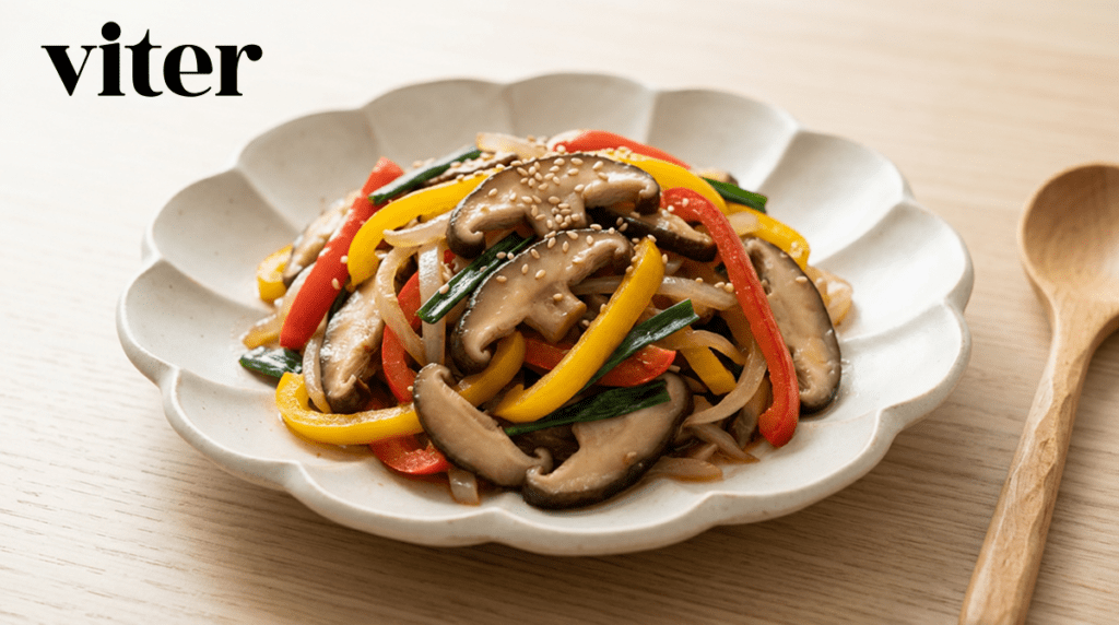 당뇨에 좋은 반찬 표고버섯과 파프리카를 볶아 꽃모양 접시에 담은 모습