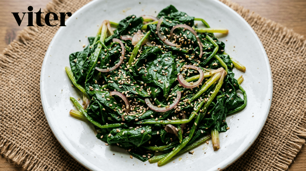 당뇨에 좋은 반찬 시금치 나물에 참깨와 붉은 양파를 곁들인 모습