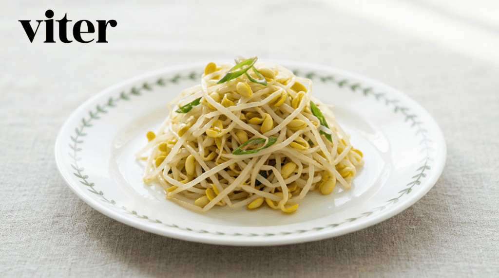 당뇨에 좋은 반찬 숙주나물 무침을 흰 접시에 정갈하게 쌓은 모습