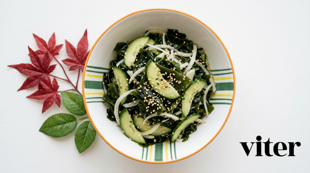 당뇨에 좋은 반찬 해조류와 오이를 새콤하게 무쳐 그릇에 담은 모습