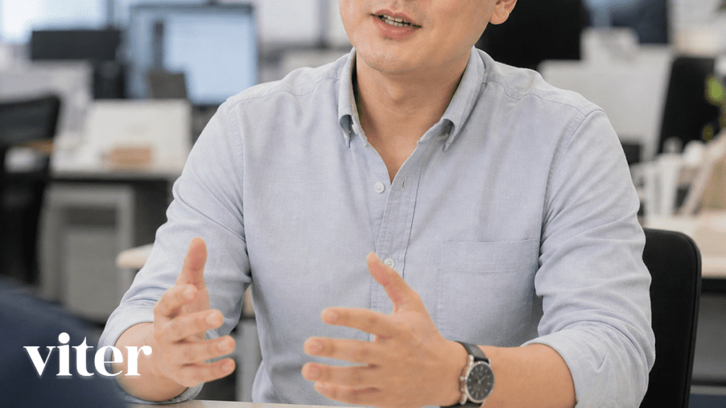GLP-1 비만치료제 체중 감량 사례를 인터뷰하는 40대 남성 직장인