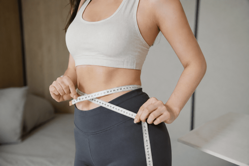 2kg 다이어트로 허리 둘레가 줄어든 여성의 모습
