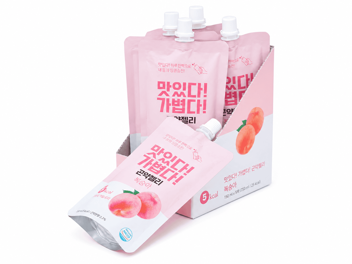 진열 상자에 담긴 핑크색 복숭아 곤약젤리 파우치들.